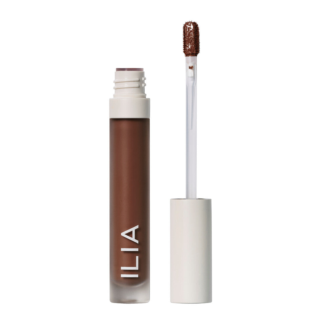 ILIA True Skin Serum Concealer mit Applikator auf weißem Hintergrund