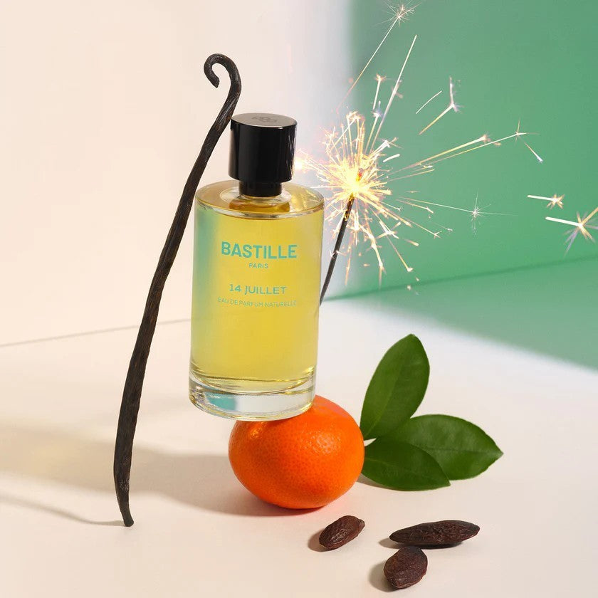 Bastille 14 Juillet Eau de Parfum – klares Glasflakon mit schwarzem Deckel, gelblichem Inhalt, weißem Hintergrund – Parfüm