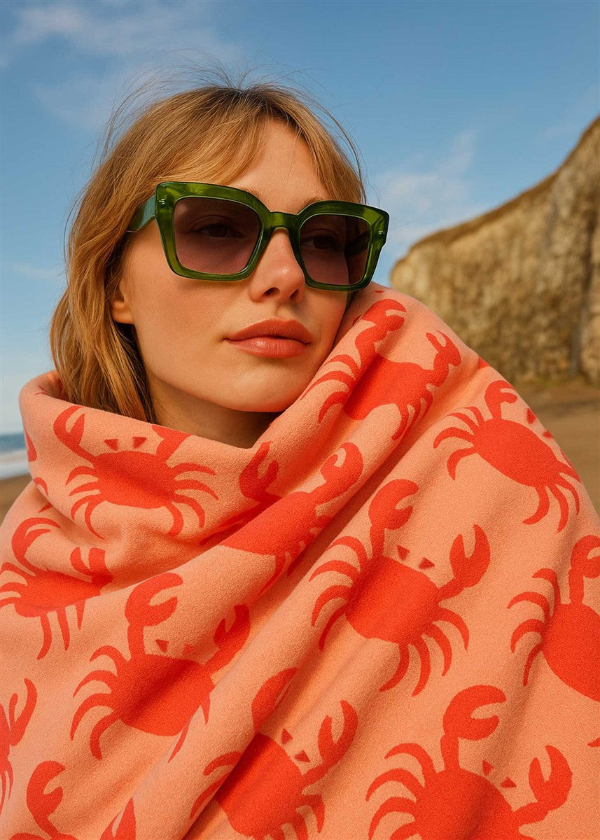Crabs Organic Cotton Badelaken mit Krabben-Print, pfirsichfarben, Strandtuch für entspannte Momente – Strandmode