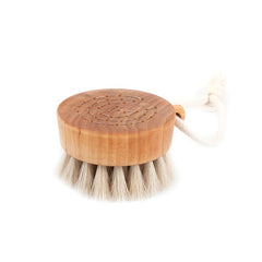 Bath Brush Puck – runder Holz-Körper mit Naturborsten, weißem Seil und weißem Hintergrund – Körperpflege