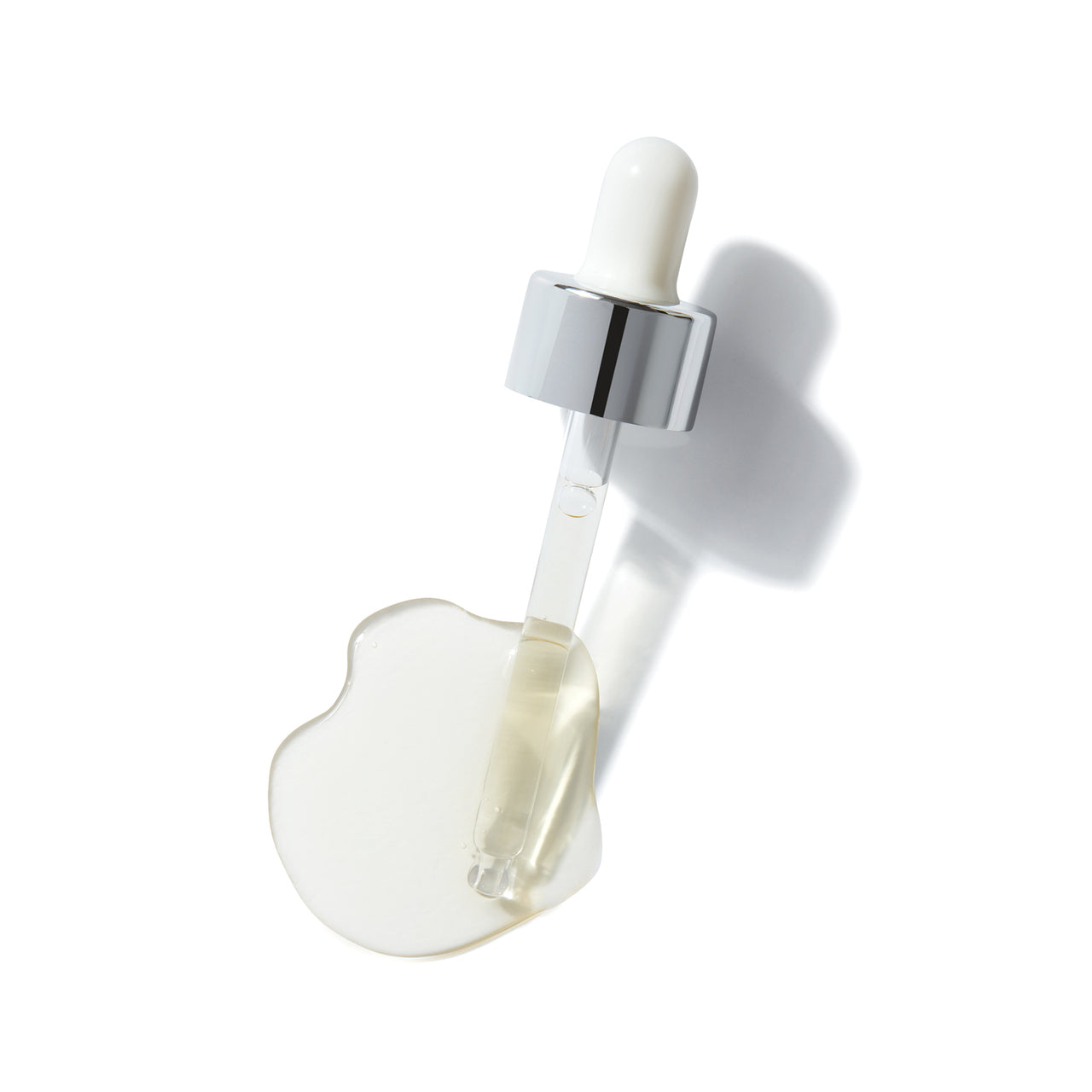 Retinol Night Serum Pipette mit silbernem Verschluss auf weißem Hintergrund, Hautpflege.