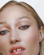 Lip & Eye Liner – Model mit präzisem Lidschatten und Lippenkontur, weißer Hintergrund – Make-up