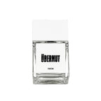 Übermut Parfum – klares Glasflakon 50ml, weißer Deckel, weißer Hintergrund – Parfüm