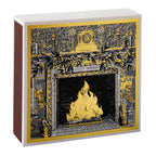 Fireside Geschenkbox – weißer Karton mit gold-schwarzem Kaminmotiv, weißer Hintergrund – Duftkerze
