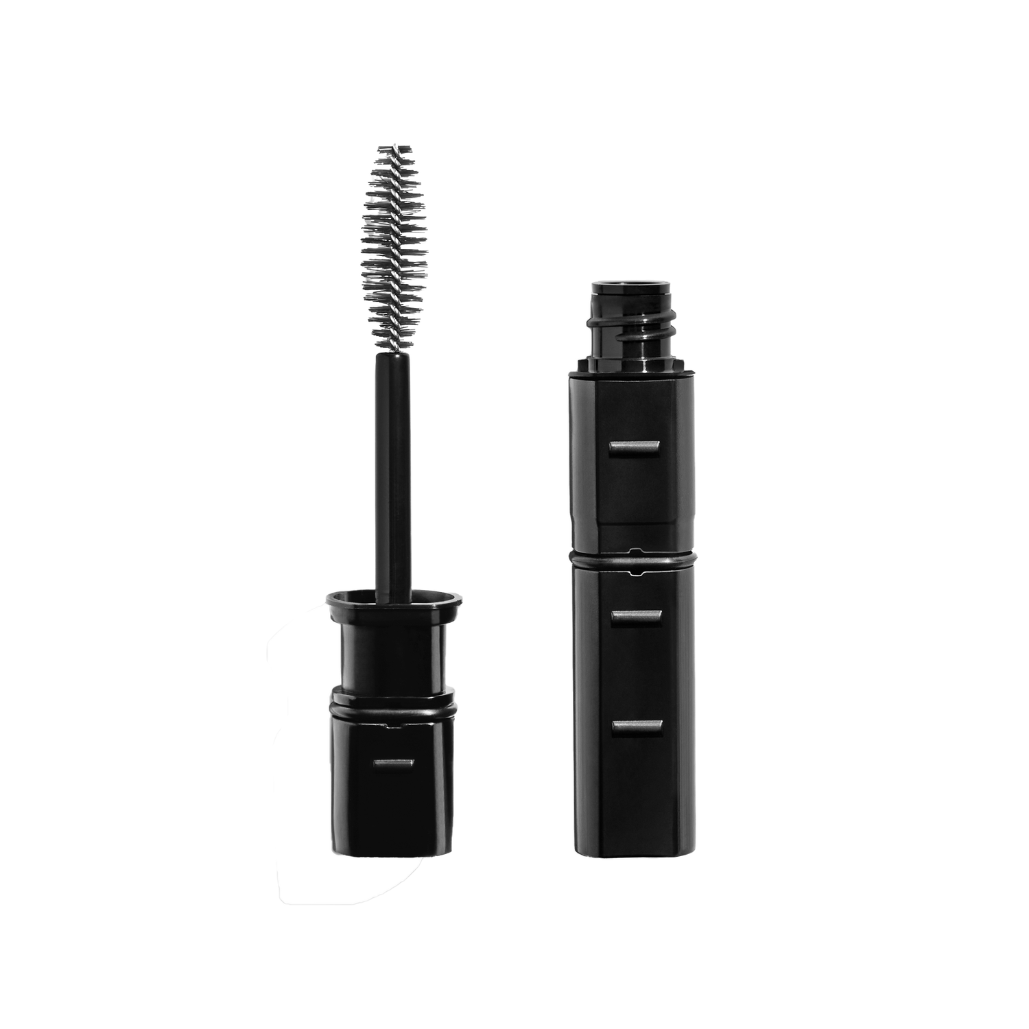 Im-possible Mascara Schwarz – schwarzer Tubus, geöffnet mit Bürste, weißer Hintergrund – Wimpernmakeup