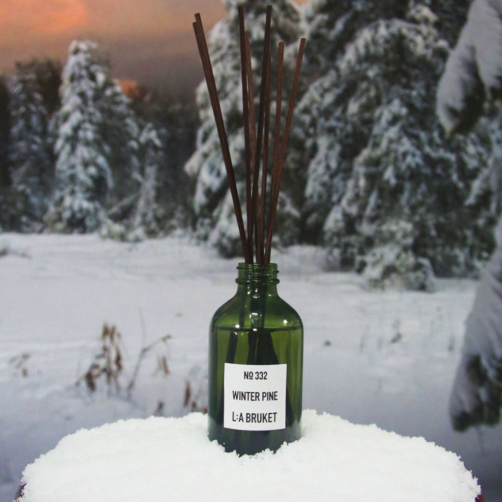 L:A BRUKET No. 332 Winter Pine – grüne Glasflasche mit Rattanstäbchen, weißer Hintergrund – Raumduft