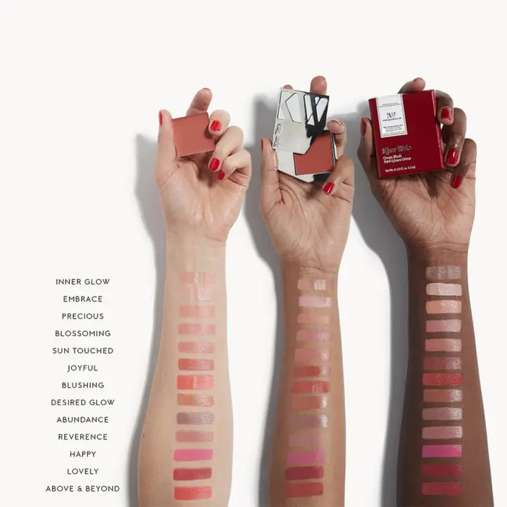 Kjaer Weis Cream Blush Blossoming – rote quadratische Verpackung 4.2g, weißer Hintergrund – Gesichtsrouge
