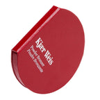 Kjaer Weis Powder Bronzer – runde rote Puderdose, weißer Schriftzug, weißer Hintergrund – Make-up