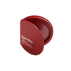 Kjaer Weis LightSlip Powder Highlighter – runder roter Puderdose, weißer Hintergrund – Gesichtshighlighter