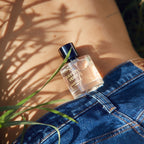 Rayon Vert Eau de Parfum – klares Glasfläschchen mit schwarzem Verschluss, auf Jeans und Haut – Parfüm