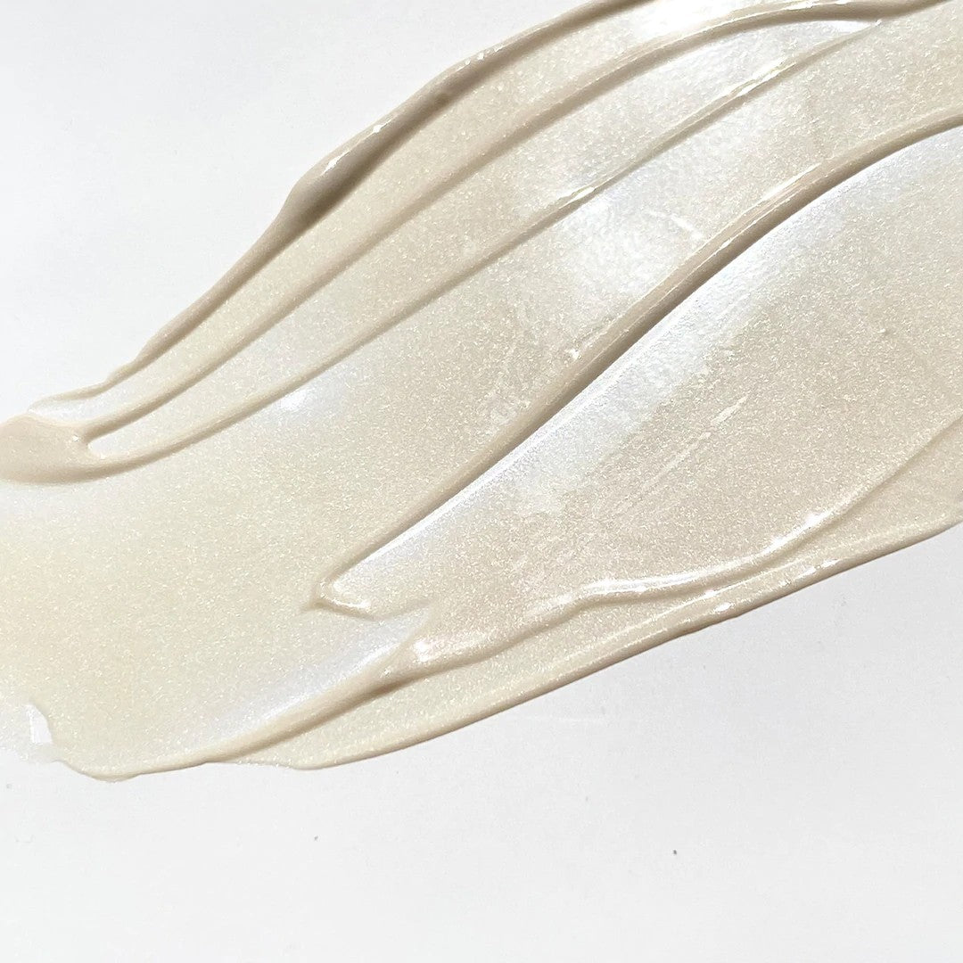The Beautiful Primer – cremige Textur mit Perlglanz, auf weißem Hintergrund – Make-up Basis