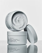 (M)ANASI 7 Botanical Body Cream Calantha – grauer Tiegel 100ml, geöffnet, weißer Hintergrund – Körperpflege