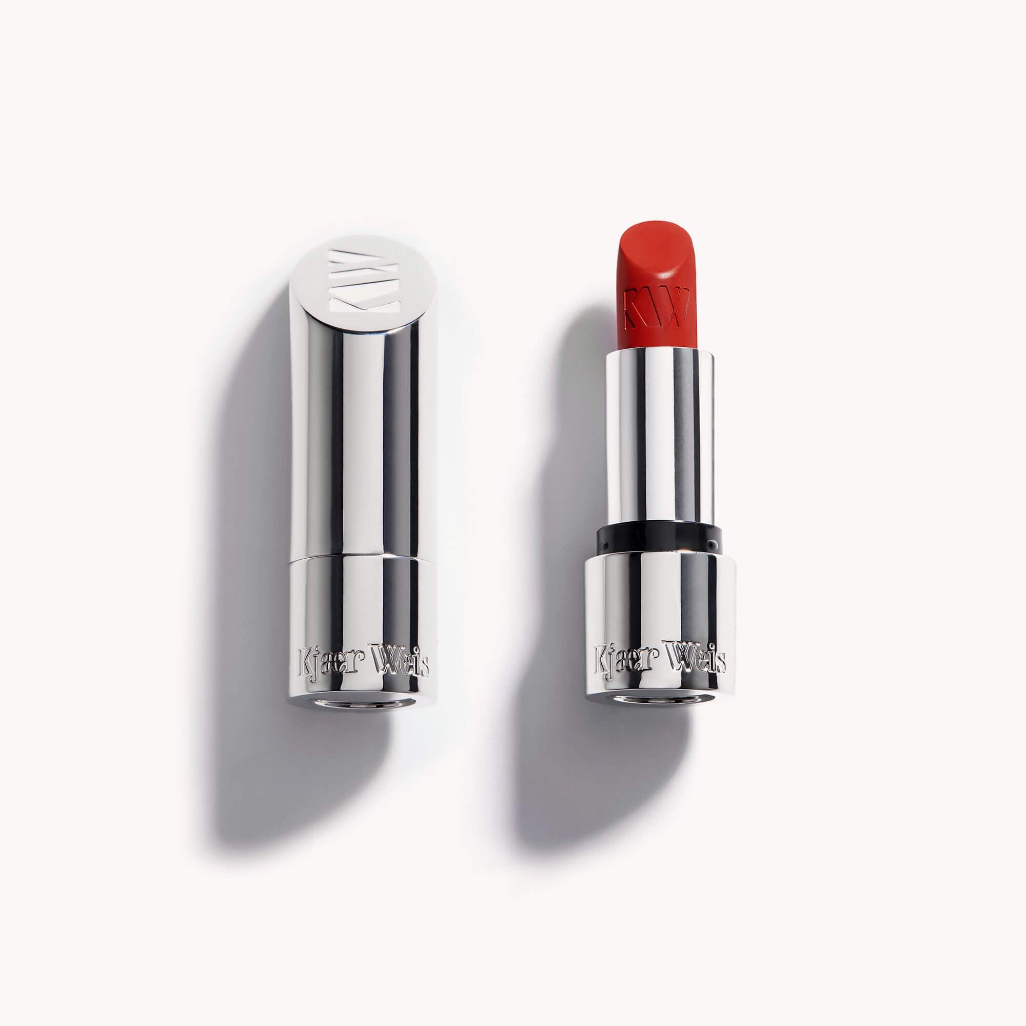 Kjaer Weis Red Edit Lipstick Euphoria – silberner Stift, roter Lippenstift, weißer Hintergrund – Make-up
