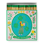 Lucky Matches – bunte Streichholzschachtel mit Kleeblatt-Motiv, grünen Köpfen, weißem Hintergrund – Dekoartikel