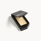 Kiehl's Black Edition Lip Balm – schwarze Texturbox, cremefarbener Balsam, weißer Hintergrund – Lippenpflege