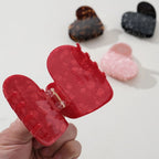 Haarklammer Herz Onyx – rote Herz-Claw-Klammer, transparent-marmoriert, weißer Hintergrund – Haarstyling