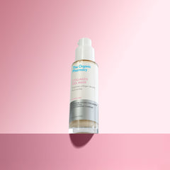 The Organic Pharmacy Collagen Gel Mask in einer Flasche mit Pumpe vor rosa Hintergrund, Hautpflege