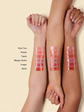 Balmy Gloss Tinted Lip Oil Farbfelder in verschiedenen Nuancen auf Armen, beiger Hintergrund, Lippenpflege