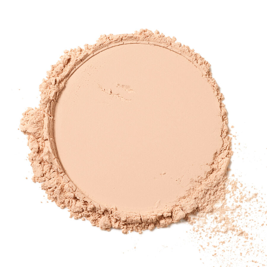 Loose Powder 00 Translucent – loose powder in soft beige, white background – makeup