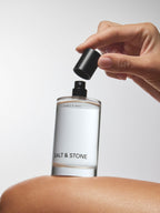 Salt & Stone Neroli & Basil Body Mist – klares Sprayfläschchen mit schwarzem Zerstäuber, weißem Etikett, weißem Hintergrund – Körperpflege