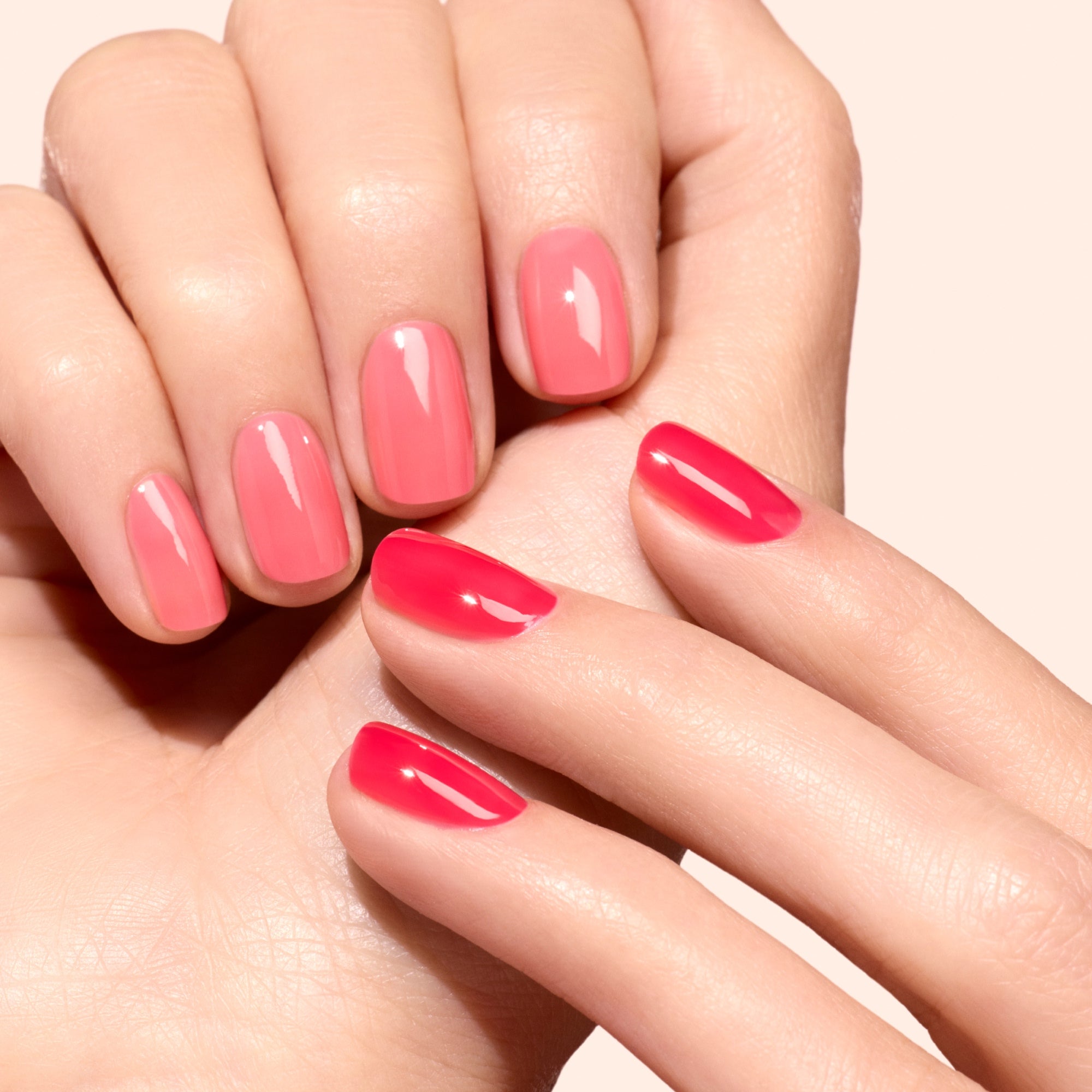 Hände mit rosa und korallenfarbenen Nägeln aus dem All About Jellies Kit für die Maniküre