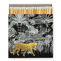Gepard im Dschungel matchbox – black background, golden cheetah, white foliage – decor