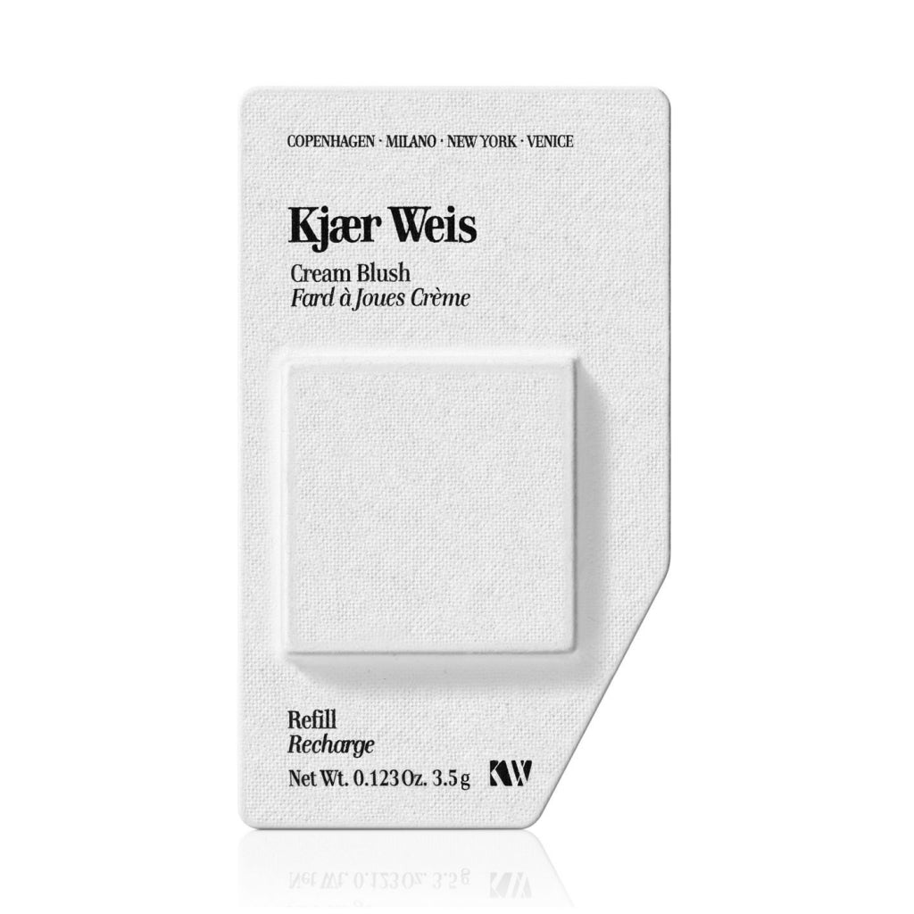 Kjaer Weis Cream Blush Refill – weißes Textil-Etui 3.5g, quadratische Form, weißer Hintergrund – Gesichtspflege