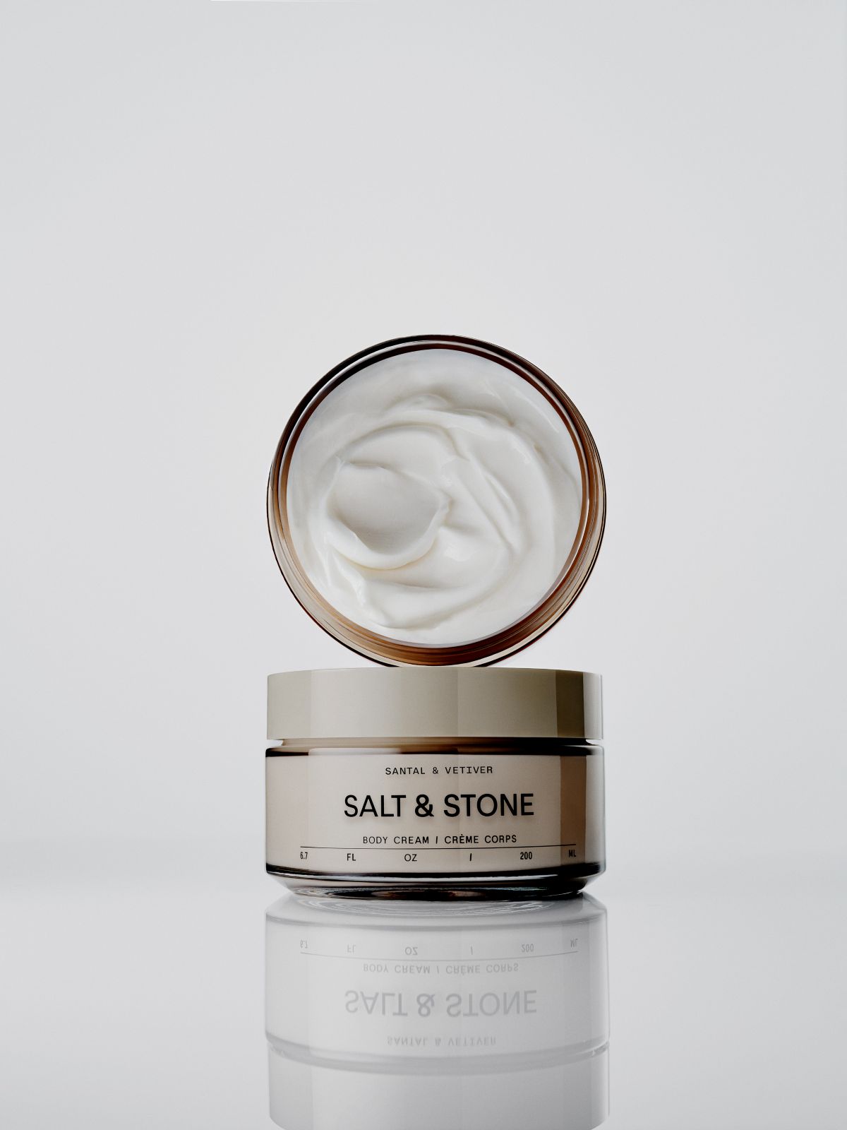 Salt & Stone Santal & Vetiver Body Cream – brauner Glasbehälter 200ml, cremefarbener Deckel, weißer Hintergrund – Körperpflege
