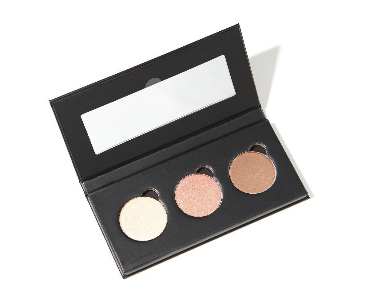 Natural Pressed Eye Shadow Synchronize Refill – schwarze Palette mit drei Lidschatten, weißem Hintergrund – Augen-Make-up