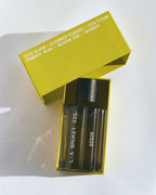 L:A BRUKET No. 335 Dísir Eau de Parfum – dunkle Glasflasche mit schwarzem Sprühkopf, gelbe Verpackung, weißer Hintergrund – Parfüm