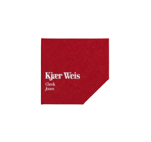Kjaer Weis Cream Cheek – rote Textilverpackung, weißer Schriftzug, weißer Hintergrund – Wangenfarbe