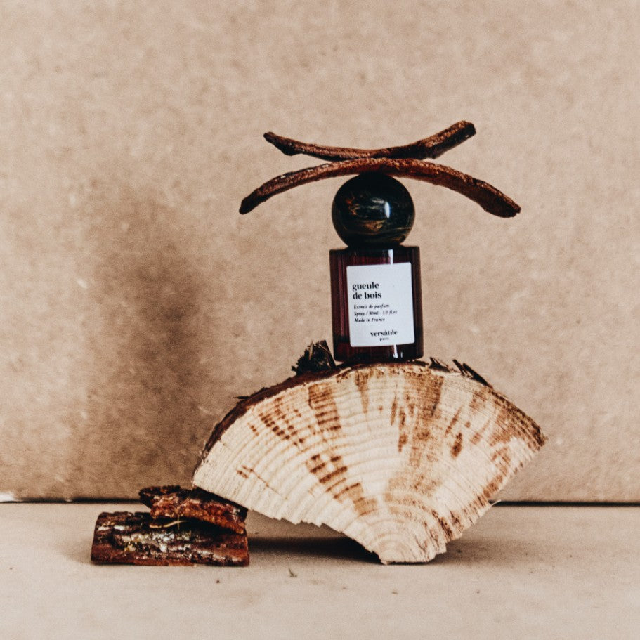 Gueule de Bois Extrait de Parfum in einer dunklen Glasflasche mit Kugelverschluss auf Holz, 50ml, Nischenparfüm