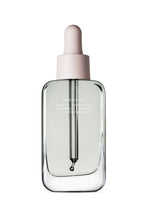 Manasi 7 Botanical Serum – klares Glasfläschchen mit rosafarbenem Pipettenverschluss, weißem Hintergrund – Hautpflege