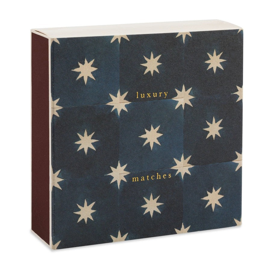 Navy Star Tile – dunkelblaue Geschenkbox mit cremefarbenen Sternen, goldener Schriftzug, weißem Hintergrund – Luxusgeschenk