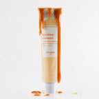 La Crème Caramel Handcreme in einer weißen 30ml Tube mit weißem Schraubverschluss auf weißem Hintergrund, Hautpflege.
