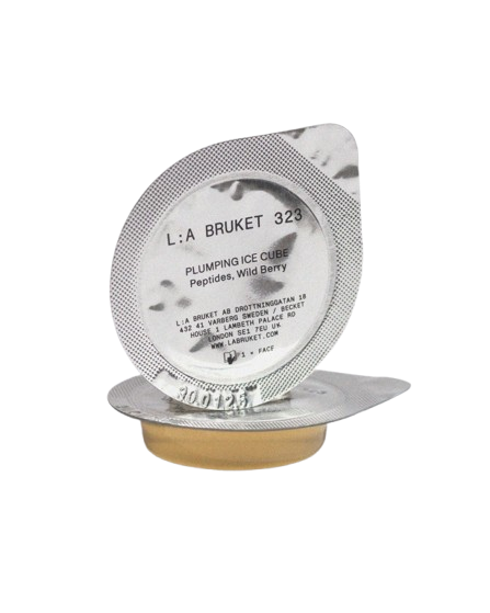 L:A BRUKET 323 Plumping Ice Cube – silberne Einzeldosisverpackung, goldener Boden, weißer Hintergrund – Hautpflege