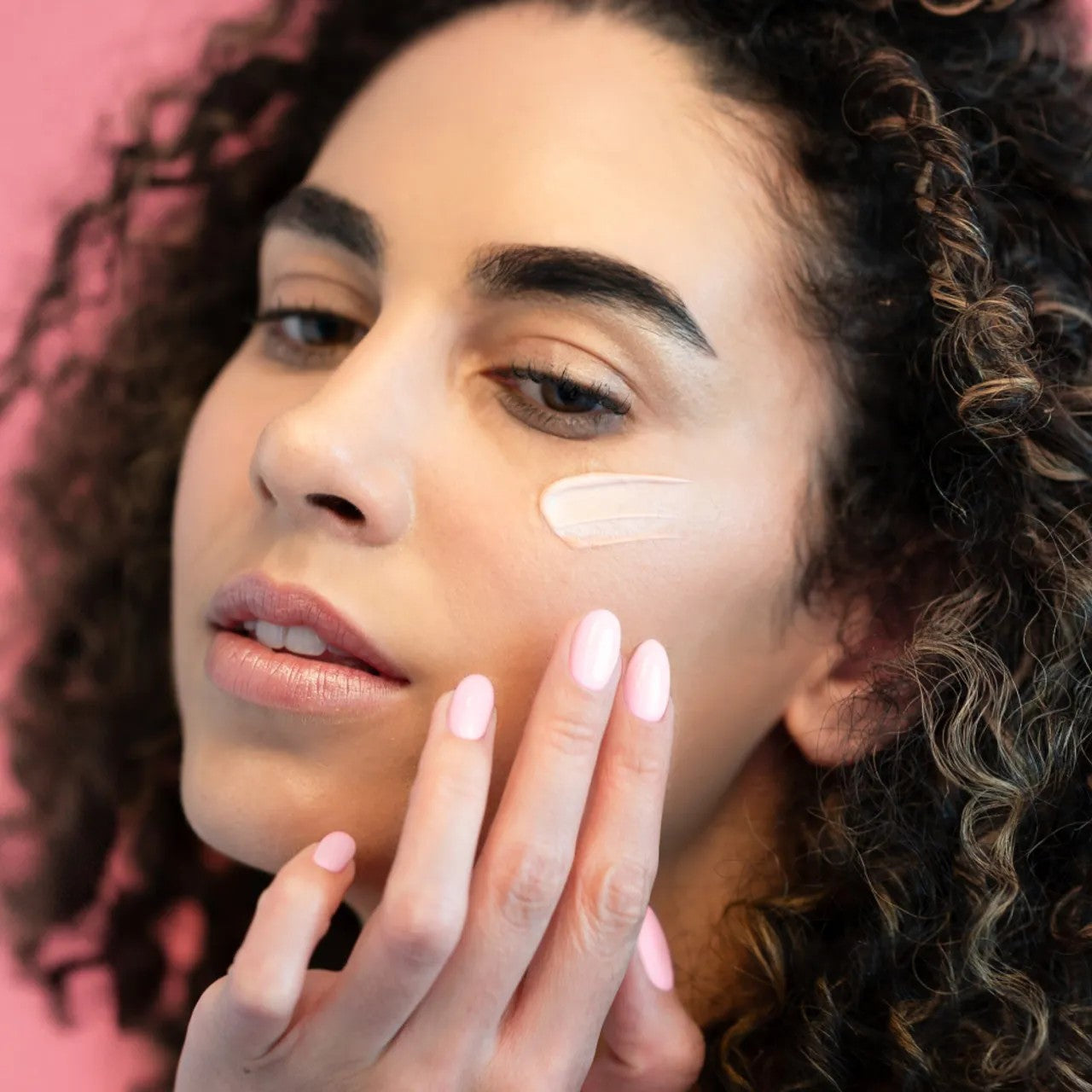 Model mit Rose Rejuvenating Face Cream