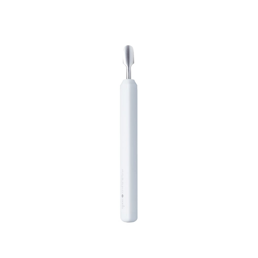 KOBAYASHI nails Cuticle Pusher M – weißer Griff, silberne Spitze, weißer Hintergrund – Nagelpflege
