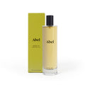 Abel Scene 03 Leder, Tonka, Vanille – klares Glasfläschchen mit schwarzem Sprühkopf, grüner Karton, weißer Hintergrund – Raumduft