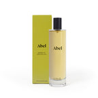 Abel Scene 03 Leder, Tonka, Vanille – klares Glasfläschchen mit schwarzem Sprühkopf, grüner Karton, weißer Hintergrund – Raumduft