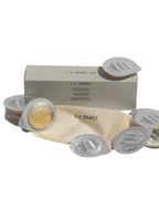 L:A BRUKET No. 323 Plumping Ice Cube – Einwegportionen, beige Verpackung, weißer Hintergrund – Gesichtspflege