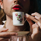 Culot Thé Roll-on Parfümöl in einer Lifestyle-Aufnahme mit einer Tasse und Lippenstift, Duftöl