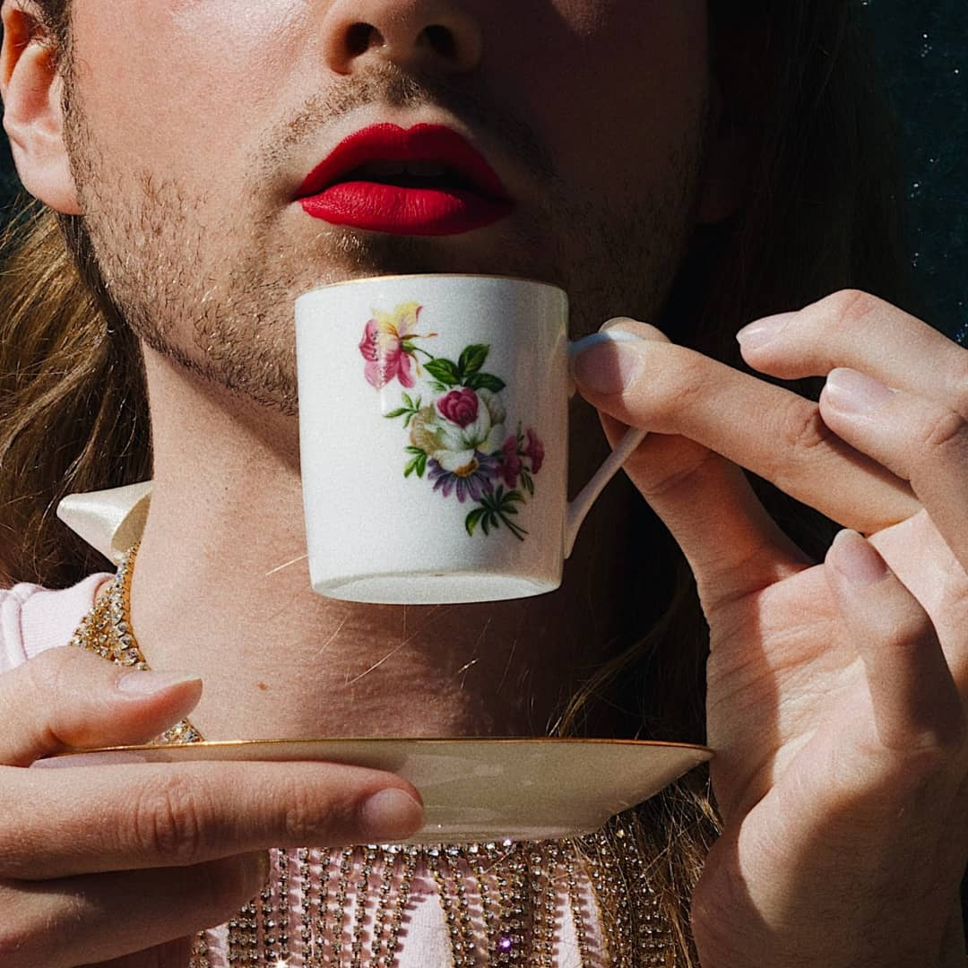 Culot Thé Roll-on Parfümöl in einer Lifestyle-Aufnahme mit einer Tasse und Lippenstift, Duftöl