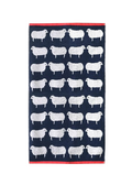 Sheep Organic Cotton Badelaken – dunkelblau mit weißen Schafen, roter Bordüre, weißem Hintergrund – Strandtuch