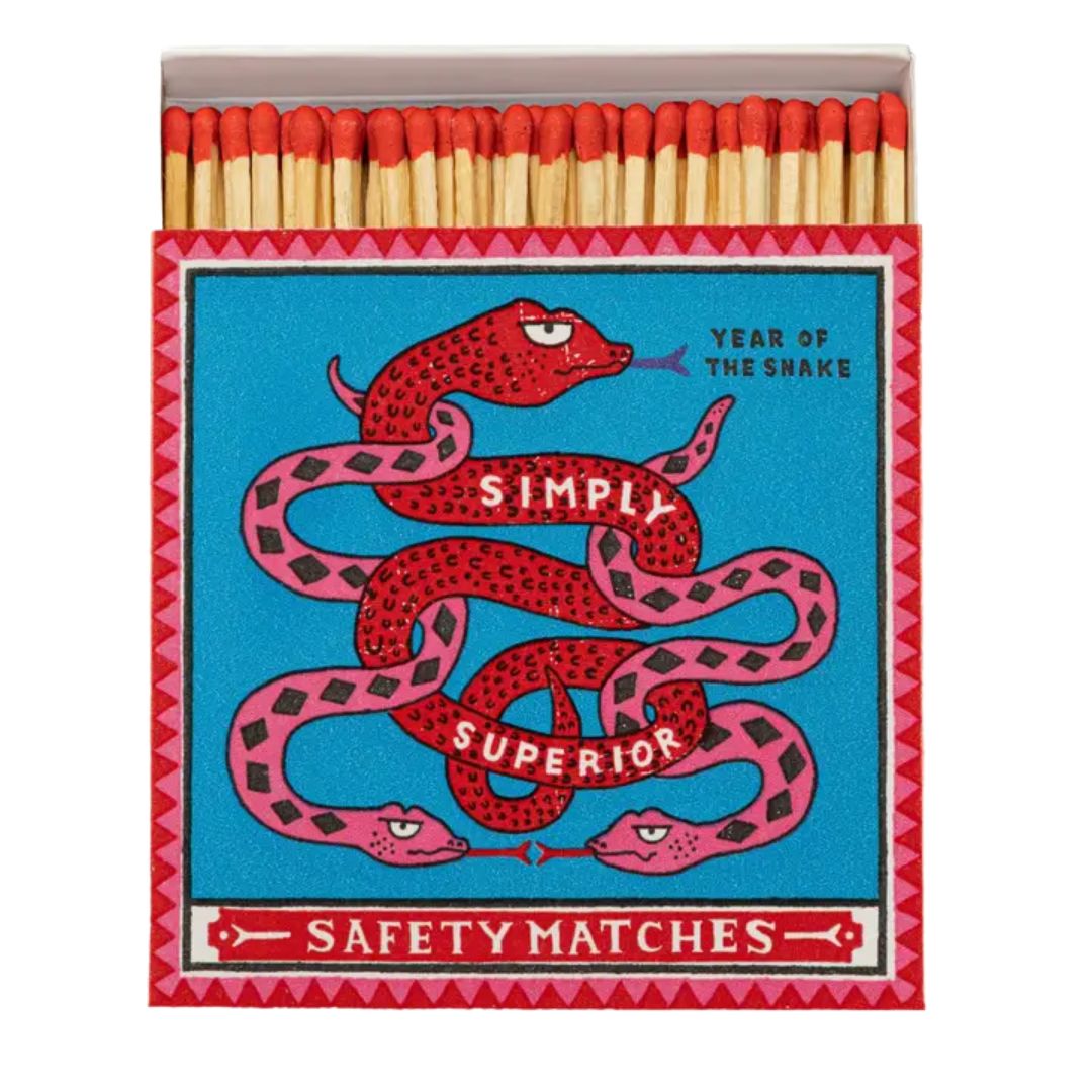Year of the Snake Sicherheits Streichhölzer – rote Schachtel mit blauem Schlangendesign, weißer Hintergrund – Deko