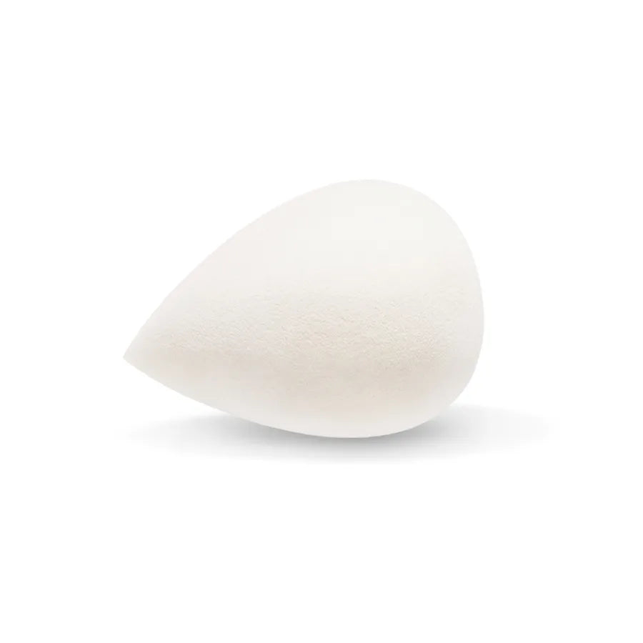 Make-up Schwämmchen – cremeweißer Teardrop-Schwamm auf weißem Hintergrund – Make-up Applikation