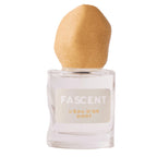 Fascent L'eau D'or Dort Eau de Parfum – klares Glasfläschchen mit goldfarbenem, texturiertem Verschluss, weißem Hintergrund – Parfüm