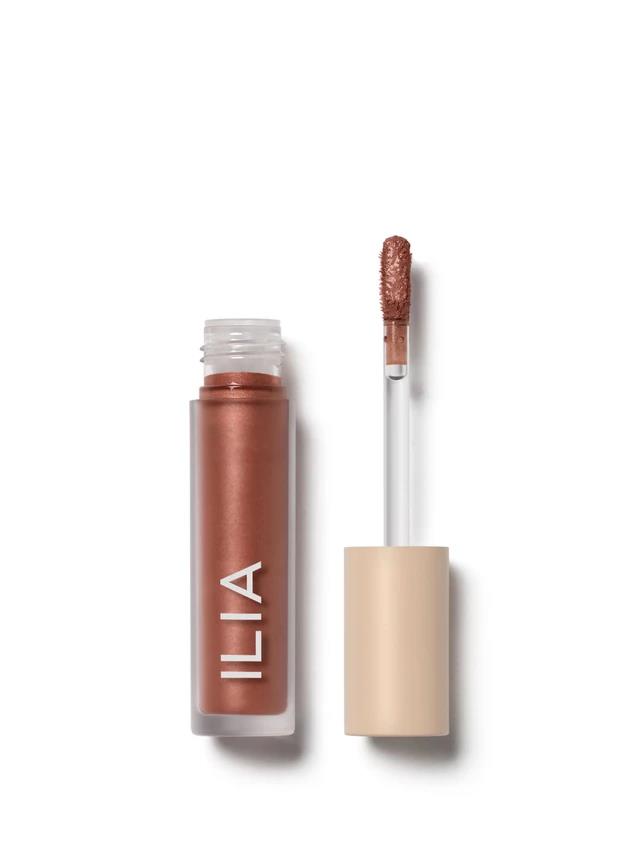 ILIA Liquid Powder Chromatic Eye Tint rotbraun mit Applikator auf weißem Grund, Lidschatten