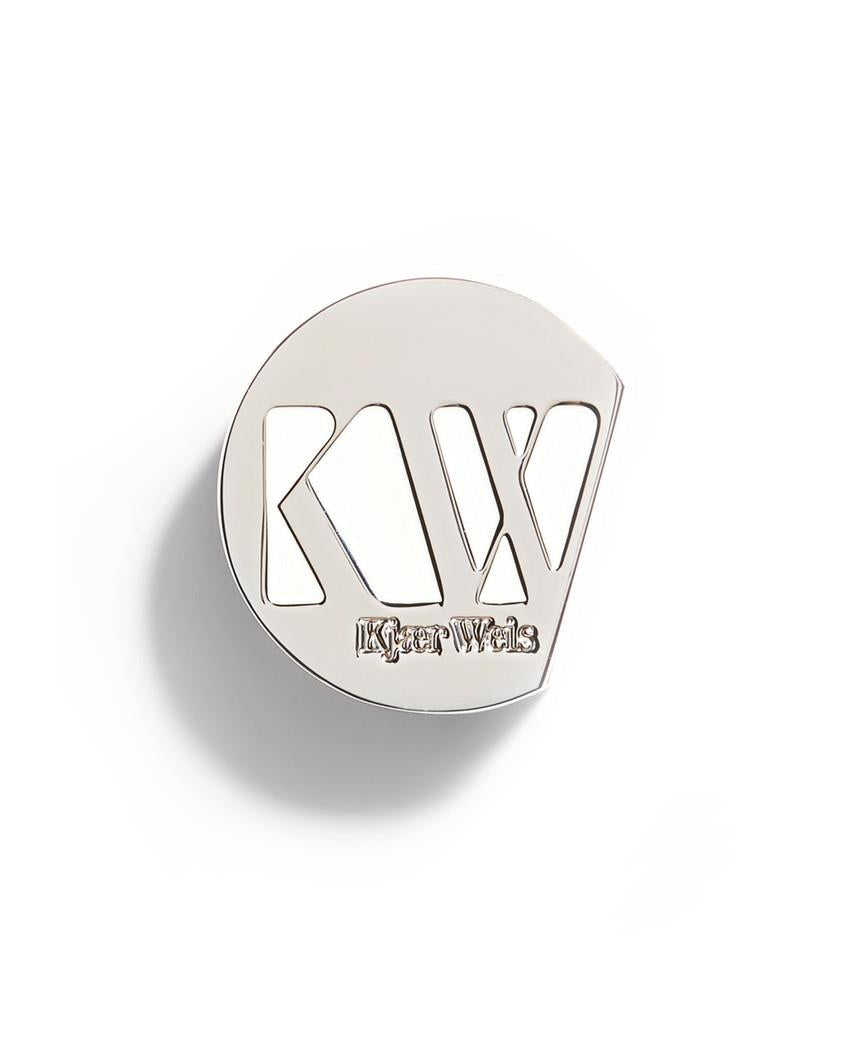 Kjaer Weis Iconic Edition Cream Eye Shadow – silberner Metalldeckel, weißer Hintergrund – Augenmake-up