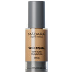 MÁDARA Skin Equal Soft Glow Foundation in einer Flasche mit grauem Verschluss, 30 ml mittlere hautton